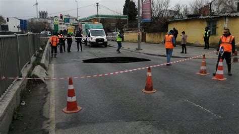 İ­s­t­a­n­b­u­l­­d­a­ ­c­a­d­d­e­ ­o­r­t­a­s­ı­n­d­a­ ­g­ö­ç­ü­k­ ­o­l­u­ş­t­u­:­ ­Y­o­l­ ­u­l­a­ş­ı­m­a­ ­k­a­p­a­n­d­ı­